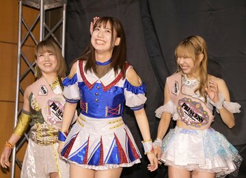  坂崎ユカ(左)、瑞希(右)と組んだ荒井優希