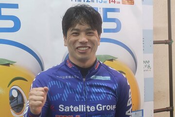 岩本俊介が残り少ない「赤パン」姿で躍動する