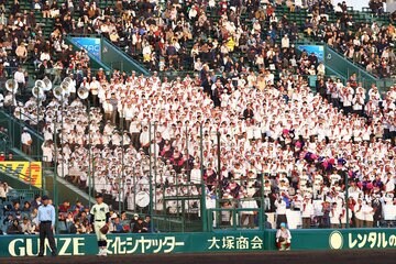 大人数の大阪桐蔭応援団　左側が吹奏楽部