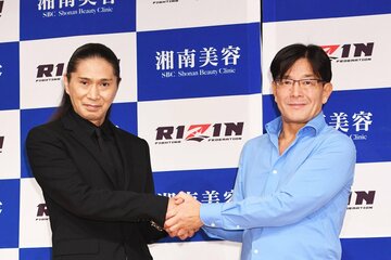 榊原ＣＥＯ(右)とがっちり握手するＳＡＭ
