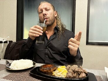 両国大会に姿を見せ、都内で取材に応じたAEWのケニー・オメガ