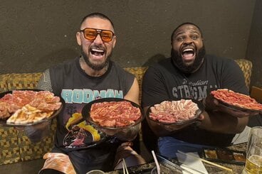 試食会に参加したザイオン(左)とオデッセイ.