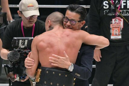 劇的な王座獲得となったルイス・グスタボ(左)を、試合後に祝福するRIZINの榊原CEO