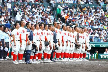 勝利した智弁和歌山の選手たち