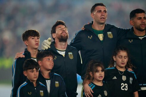 メッシ アルゼンチン代表引退試合で国歌斉唱に涙「一つの時代の終わり