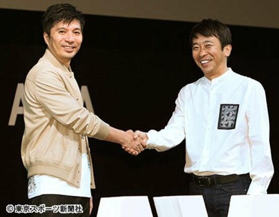 松浦勝人氏(右)と握手を交わす藤田晋氏