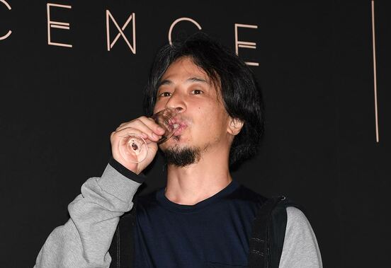 酒をたしなみながらトークを展開したひろゆき氏