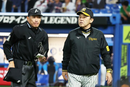 順調な滑り出しを見せた阪神・岡田監督(右)