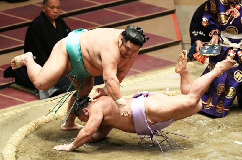  はたき込みで琴恵光に勝った天空海（左）