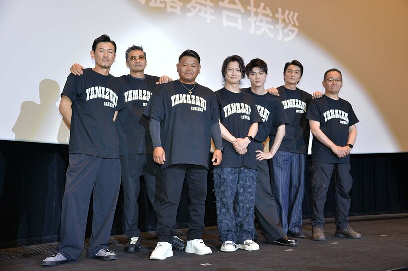 完成披露舞台あいさつを行った（左から）館昌美、山口祥行、本田広登、喜矢武豊、川崎健太、本宮泰風、辻裕之監督