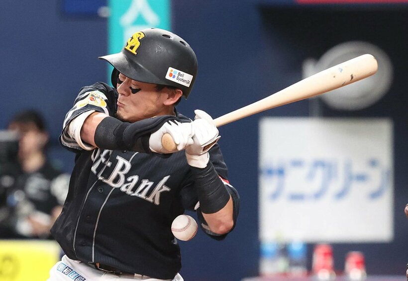 ９日のオリックス戦で死球を受けたソフトバンク・牧原大成