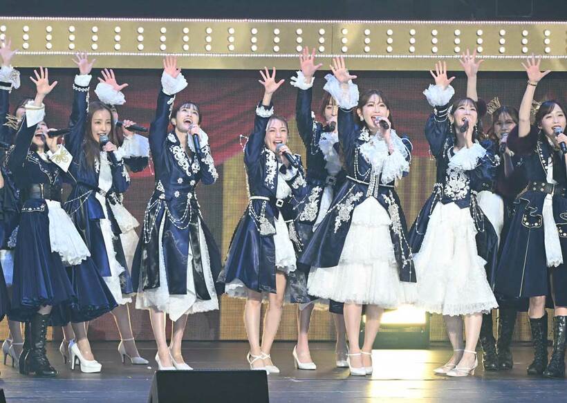 　「ＡＫＢ４８」の掛け声をかける（左から）板野友美、前田敦子、高橋みなみ、小嶋陽菜、柏木由紀