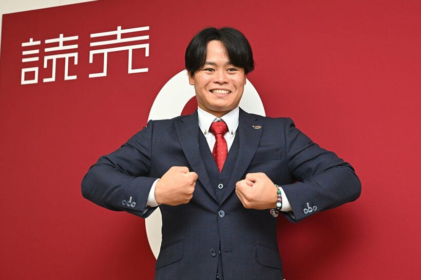 ポーズを決める中山礼都