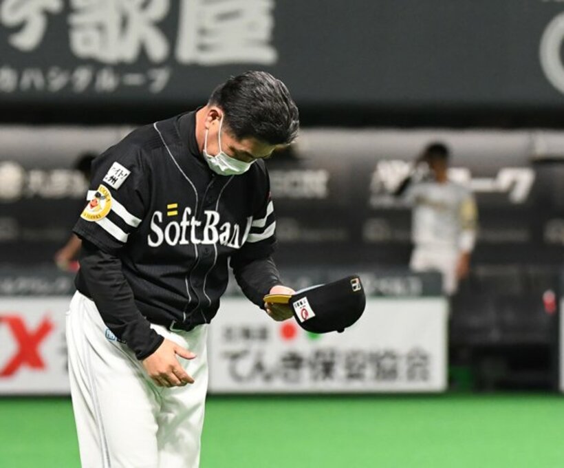  スタンドに深く一礼した工藤監督。このときナインはまだ川村さんの訃報を伝えられていなかった