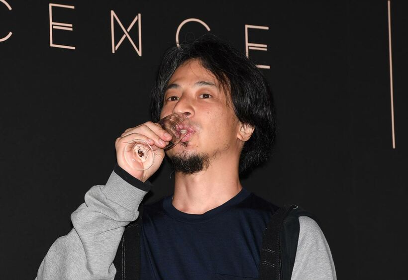 酒をたしなみながらトークを展開したひろゆき氏