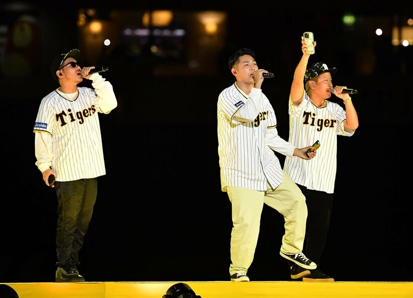  阪神―ヤクルトの開幕戦で熱唱したベリーグッドマン（東スポWeb）