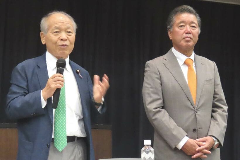 鈴木宗男氏（左）と下地幹郎氏