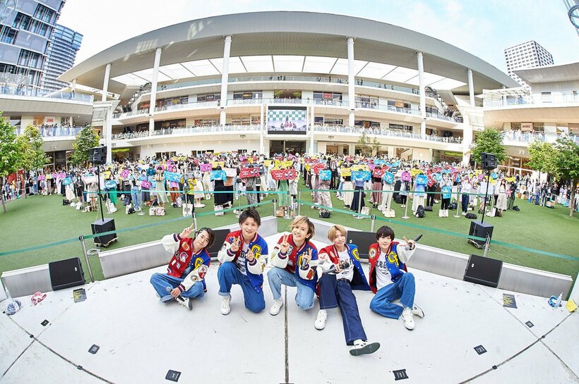  ラゾーナ川崎でイベントを行ったＣＵＢＥＲＳの(左から)優、綾介、末吉９太郎、ＴＡＫＡ、春斗