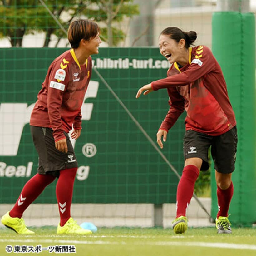練習中、澤（右）は大野の言葉に爆笑