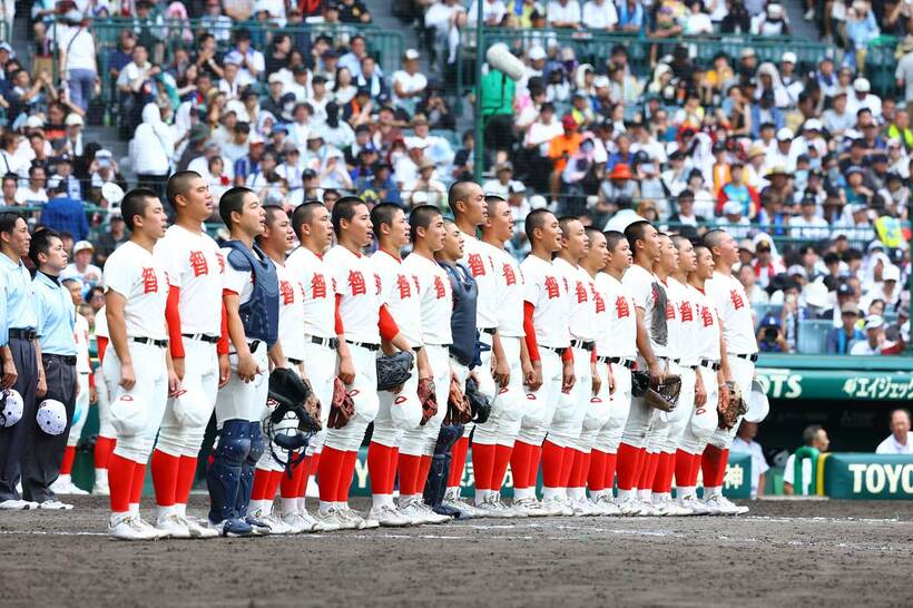 勝利した智弁和歌山の選手たち