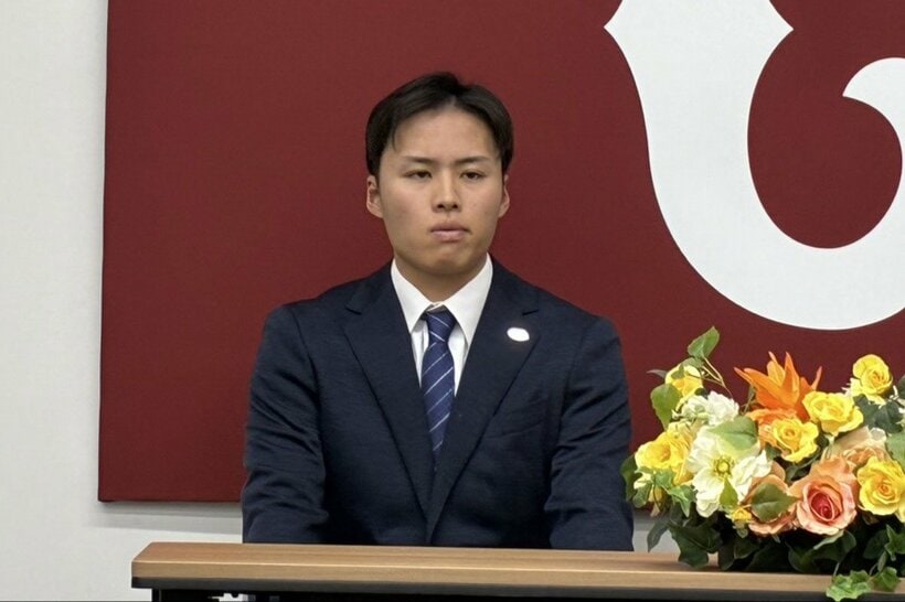 入団会見に出席する巨人・川原田純平内野手