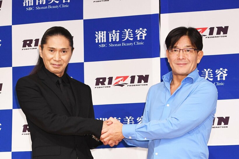 榊原ＣＥＯ(右)とがっちり握手するＳＡＭ
