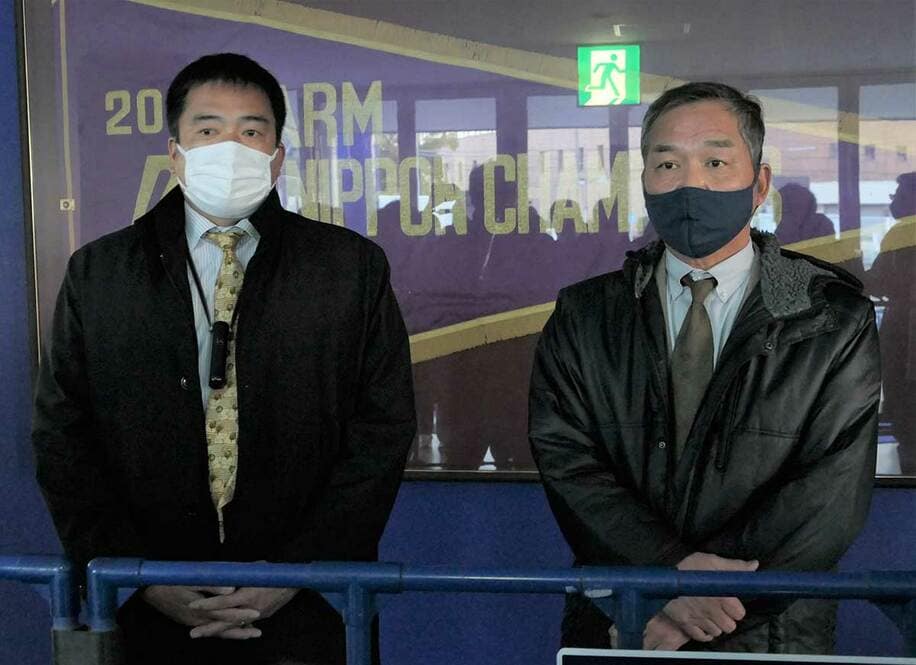  スカウト会議を終え、取材に応じる松永スカウト部長（左）と音アマスカウトチーフ（東スポWeb）