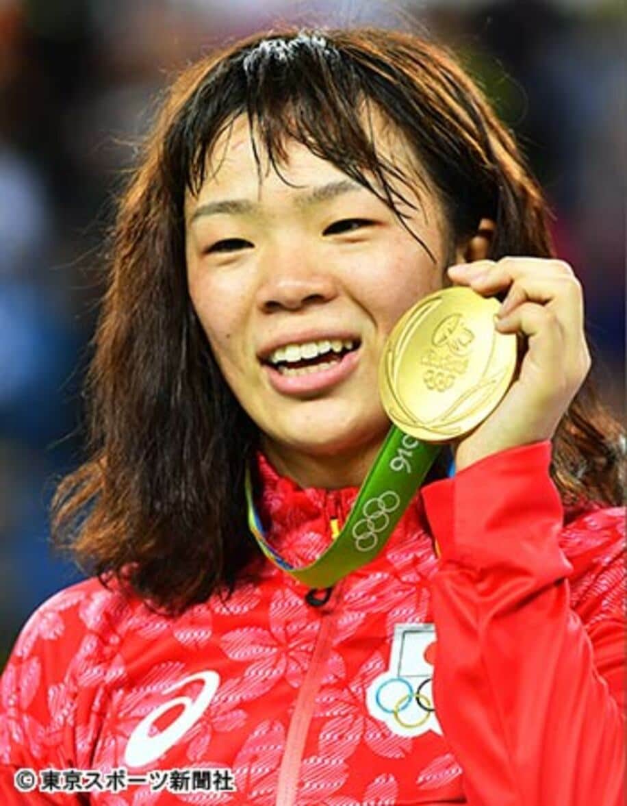 金メダルを手に笑顔を見せる川井梨紗子