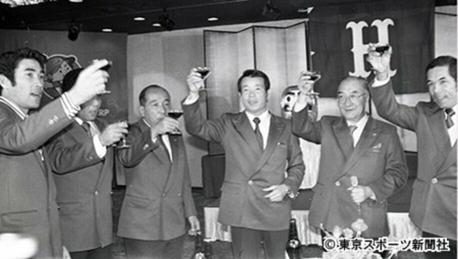 祝勝会で乾杯する（左）から山本浩二、江夏、重松球団代表、古葉監督、松田オーナー、衣笠（１９８０年１０月）