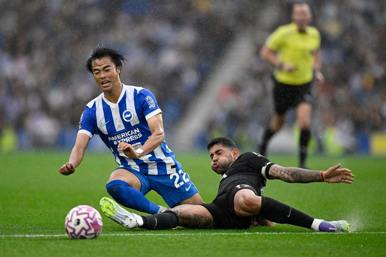 ９月に強烈なタックルを浴びた三笘（ロイター）