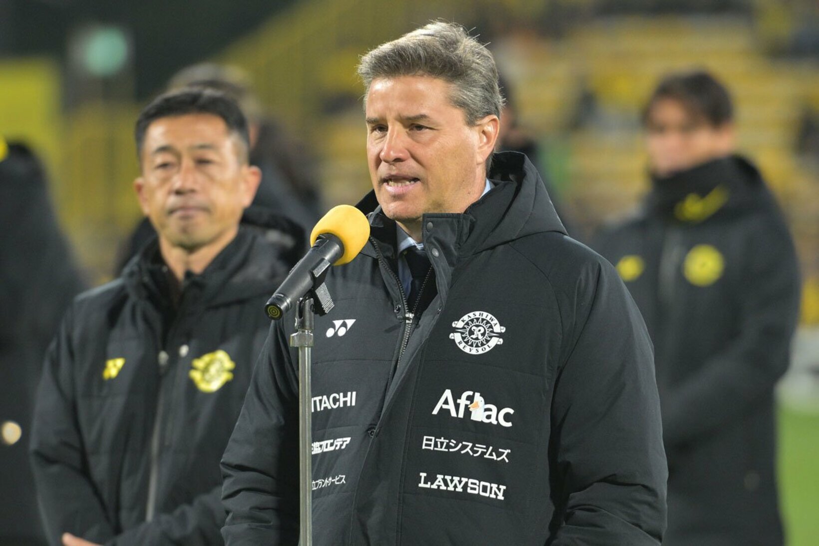 最終戦セレモニーであいさつするＪ１柏のリカルド・ロドリゲス監督