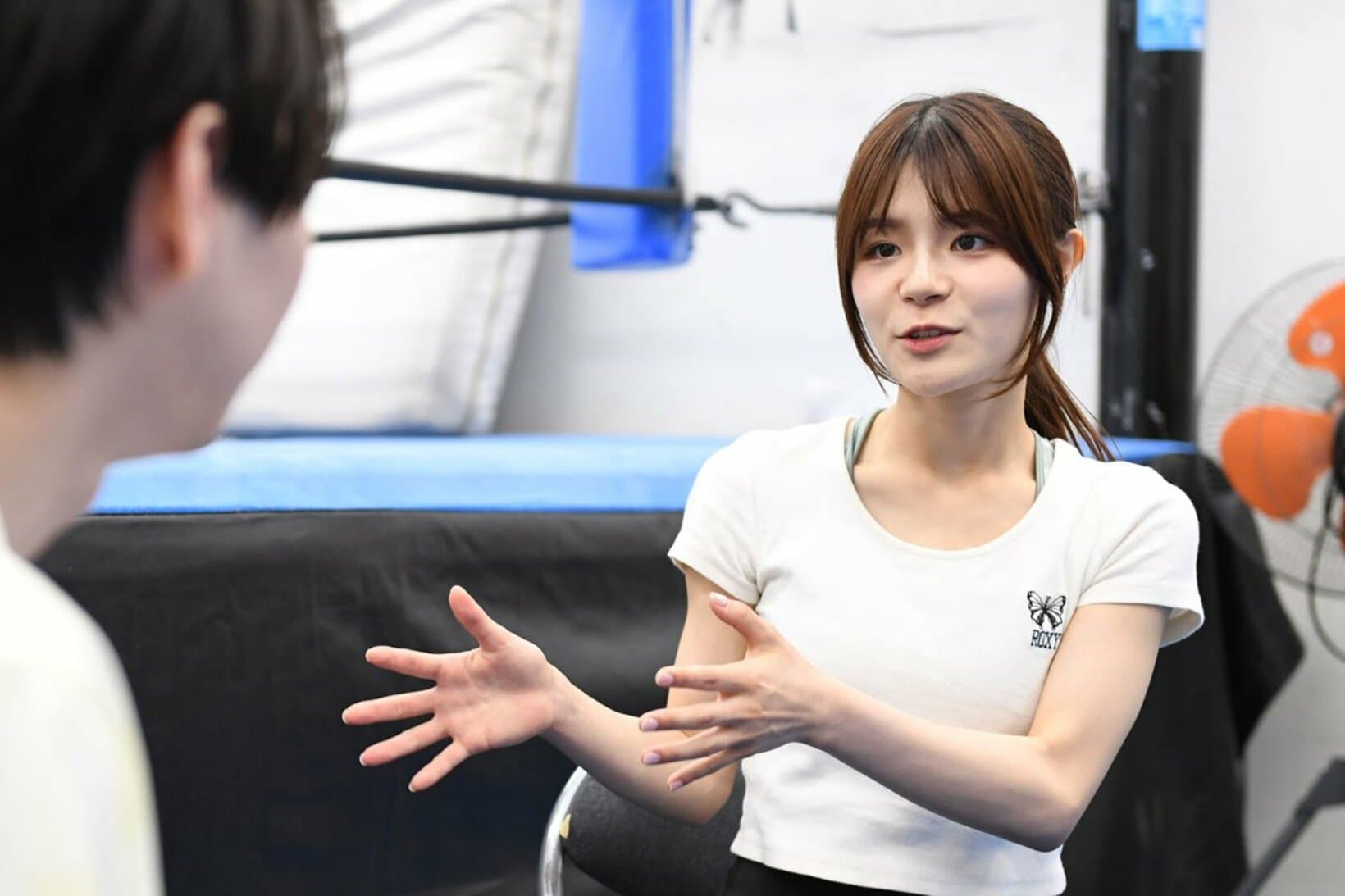 独占インタビューに応じた清司麗菜