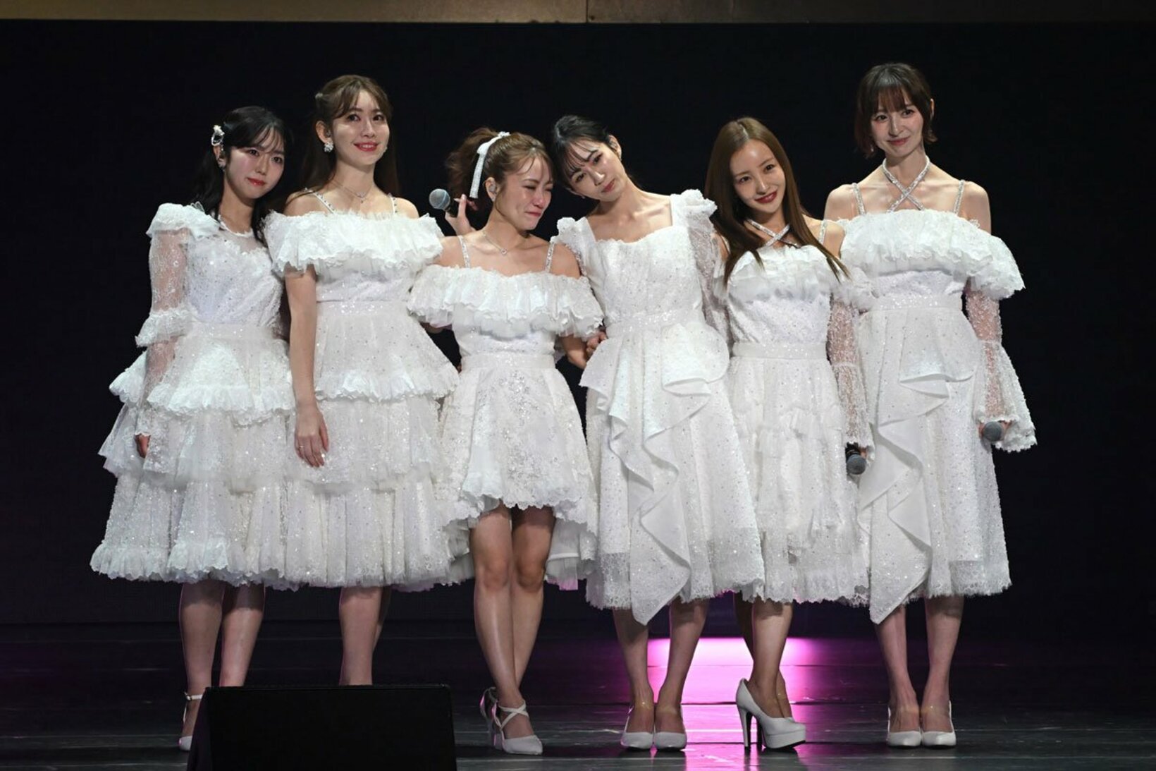 　「ＡＫＢ４８　２０周年記念コンサート」に出演したOG（左から峯岸みなみ、小嶋陽菜、高橋みなみ、前田敦子、板野友美、篠田麻里子）