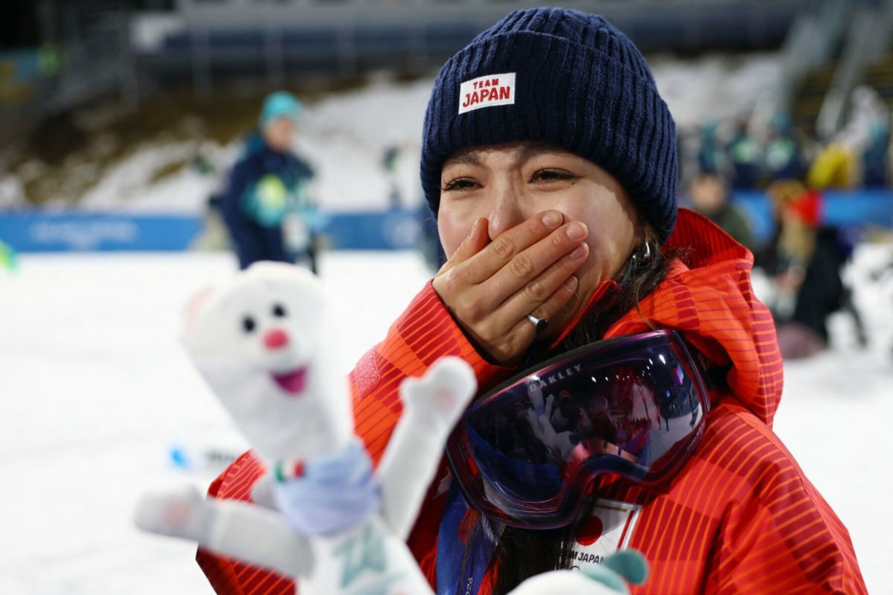 表彰式後、涙をこらえきれなかった高梨沙羅（ロイター）