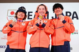 メダリスト会見に出席したスノーボードの長谷川帝勝(左)、木村葵来(中)、木俣椋真