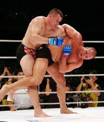かつてヒョードル(右)と激闘を繰り広げたミルコ（2005年）