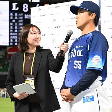 プロ１号を放った西武・仲三にヒーローインタビューする海里さん（４月７日）