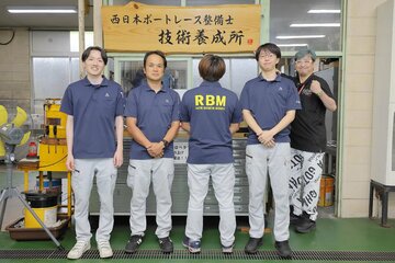 宮島ボートの整備士と宮崎経督記者（右）