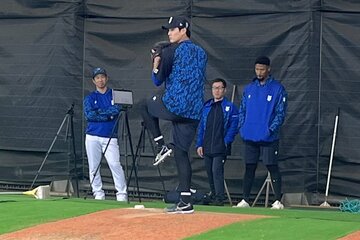 ブルペンで藤浪（手前）の投球練習を見守ったデュプランティエ（後列左）
