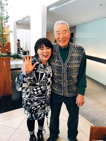 ブルゾンちえみ（左）と金田正一さん