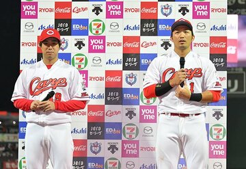  広島・野村祐輔（左）と鈴木誠也