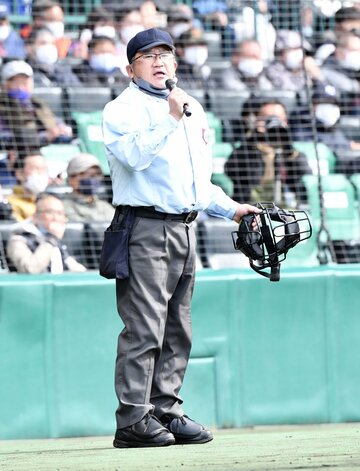 判定ミスがあったことを認め謝罪する尾崎球審(東スポWeb)