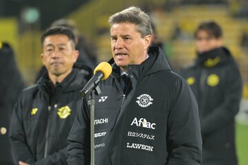最終戦セレモニーであいさつするＪ１柏のリカルド・ロドリゲス監督