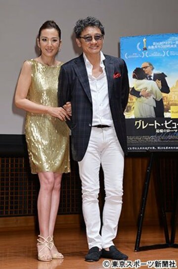映画の試写会に登場した萩原健一（右）、リカ夫妻
