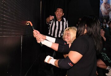 バールで壁を壊す佐々木大輔と須見和馬