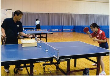  多球練習を施す西村氏（左）と福原（西村氏提供）