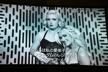 白川にビデオメッセージを送るトニー・ストーム