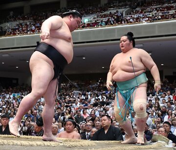 正代（左）に送り出された琴桜