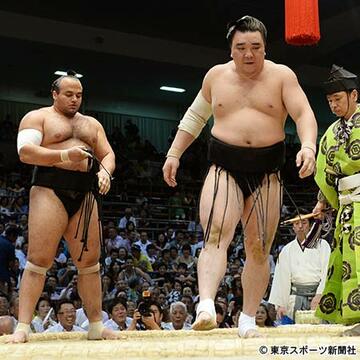 早くも２敗目の日馬富士。大砂嵐（左）に金星を献上した