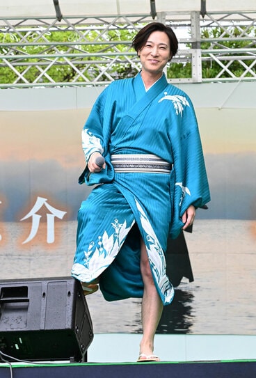 ファンの前で熱唱する山内惠介